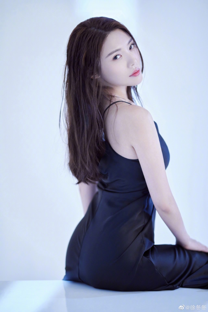徐冬冬吊带黑裙性感撩人写真美照