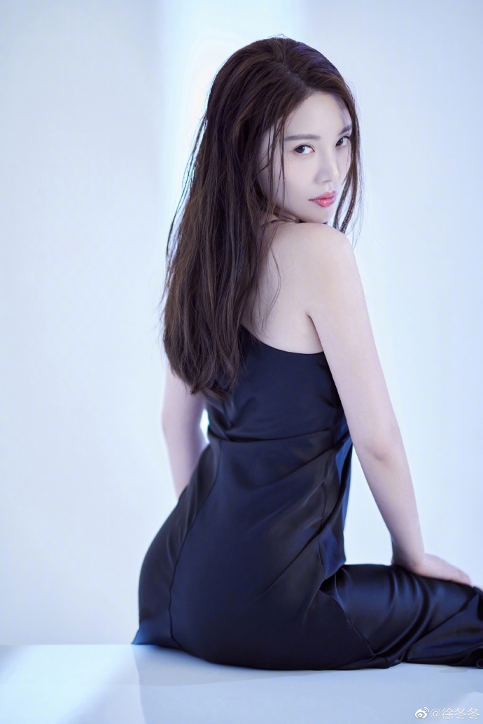 徐冬冬吊带黑裙性感撩人写真美照