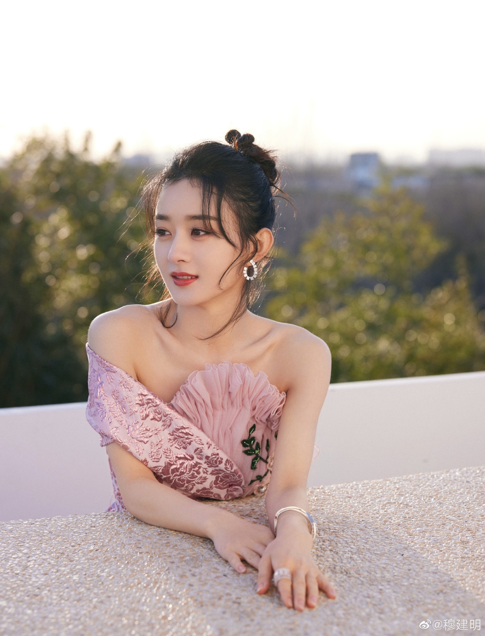 赵丽颖粉色公主裙少女感十足写真