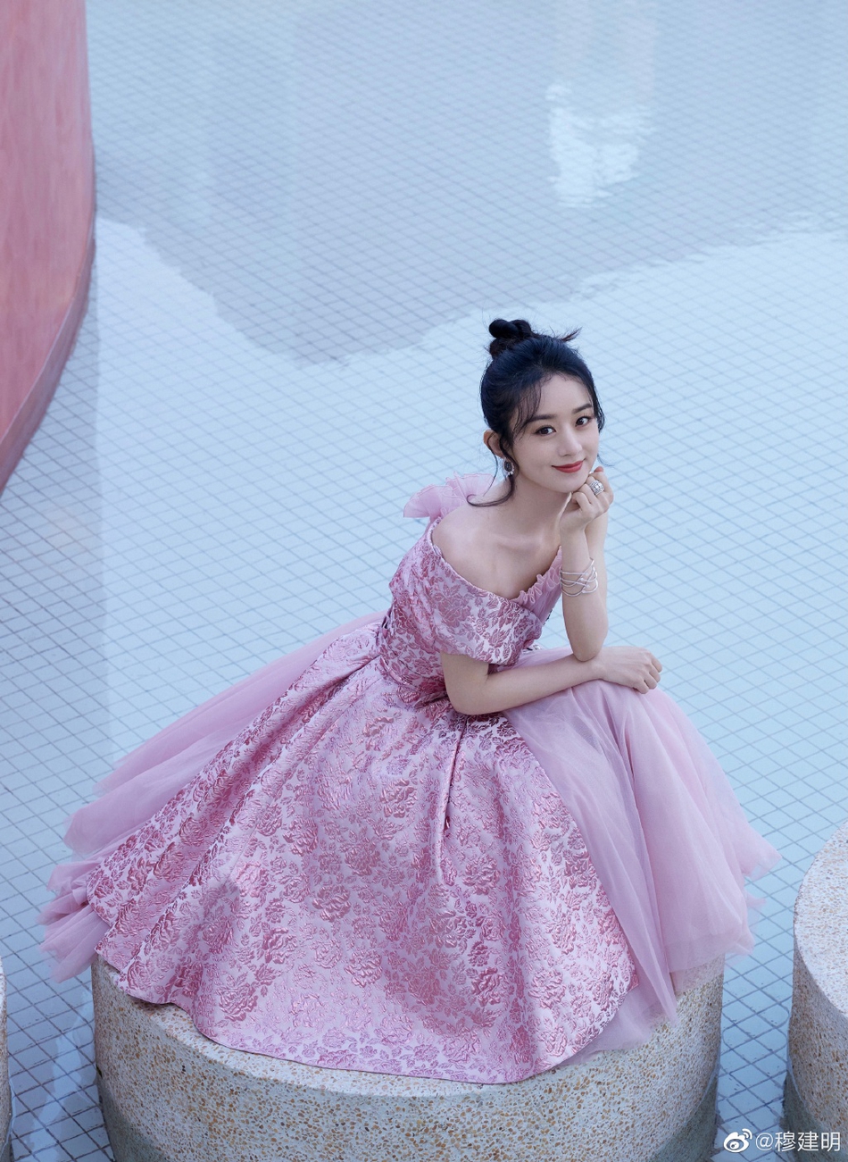 赵丽颖粉色公主裙少女感十足写真