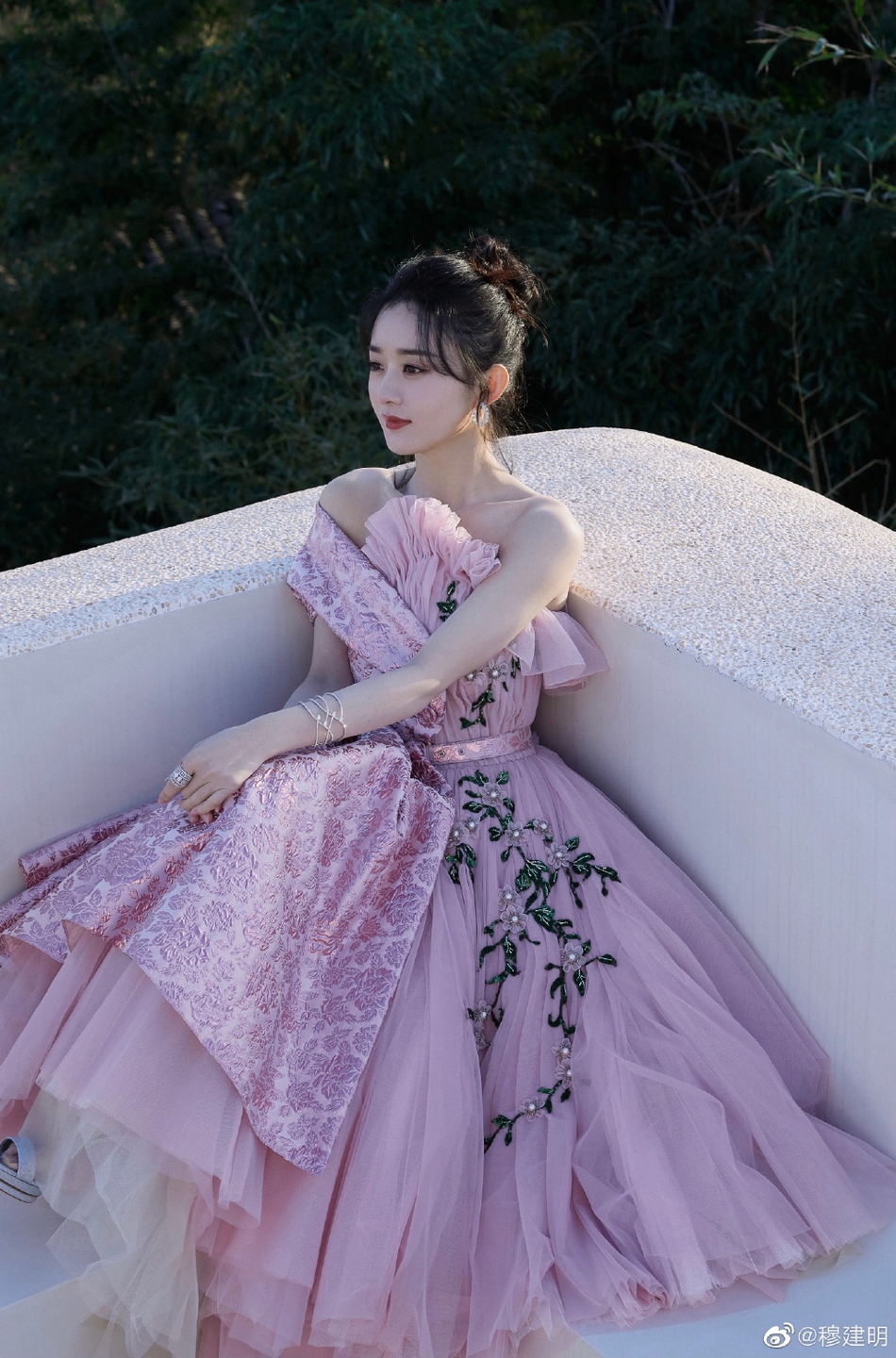 赵丽颖粉色公主裙少女感十足写真