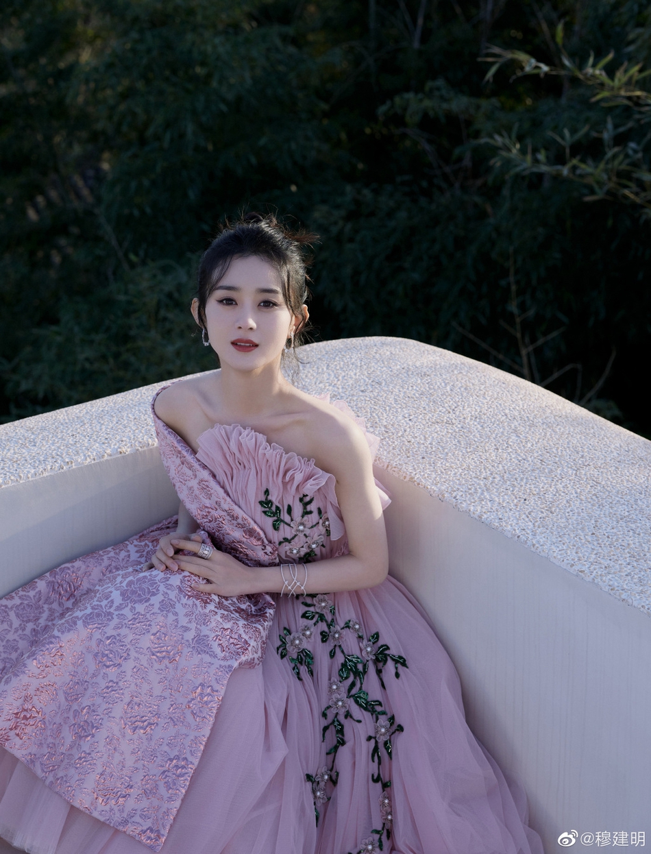 赵丽颖粉色公主裙少女感十足写真