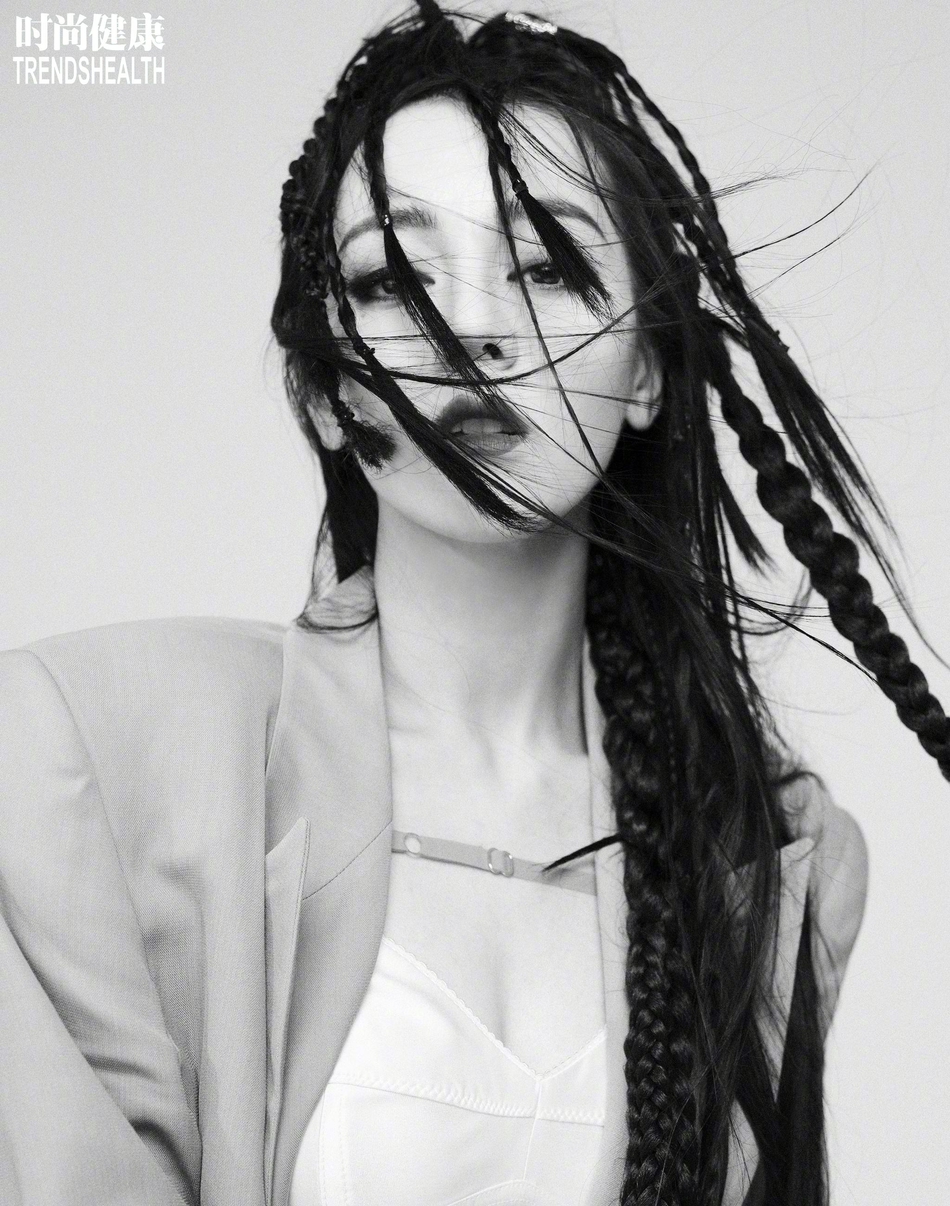 迪丽热巴脏辫造型酷飒摩登写真