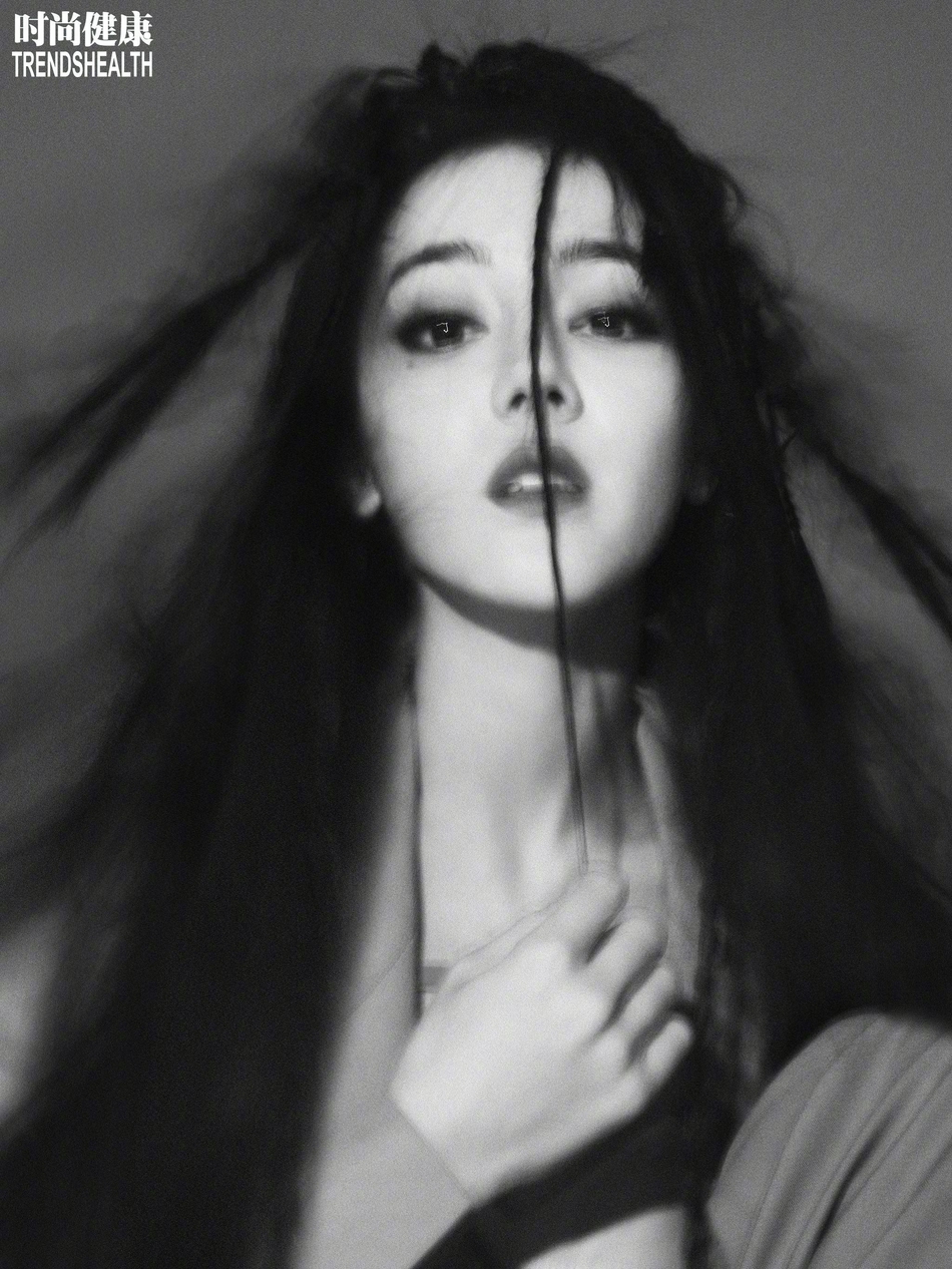 迪丽热巴脏辫造型酷飒摩登写真