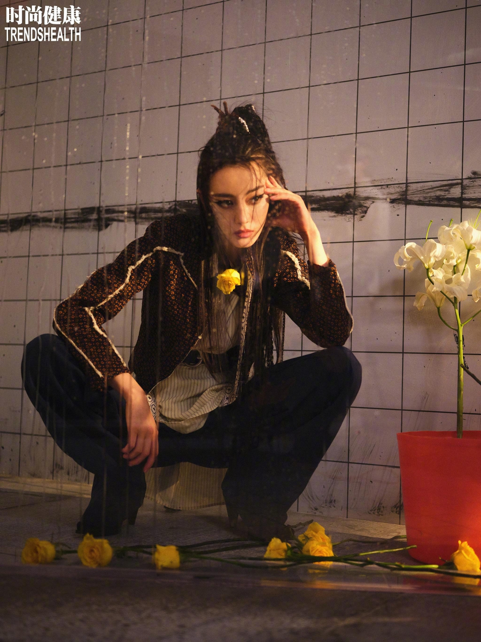 迪丽热巴脏辫造型酷飒摩登写真