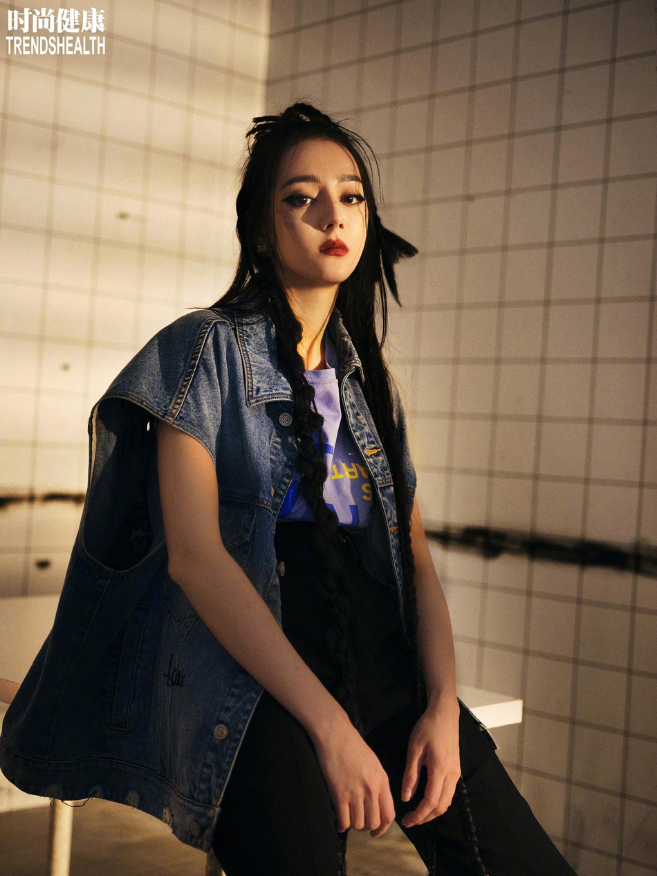 迪丽热巴脏辫造型酷飒摩登写真