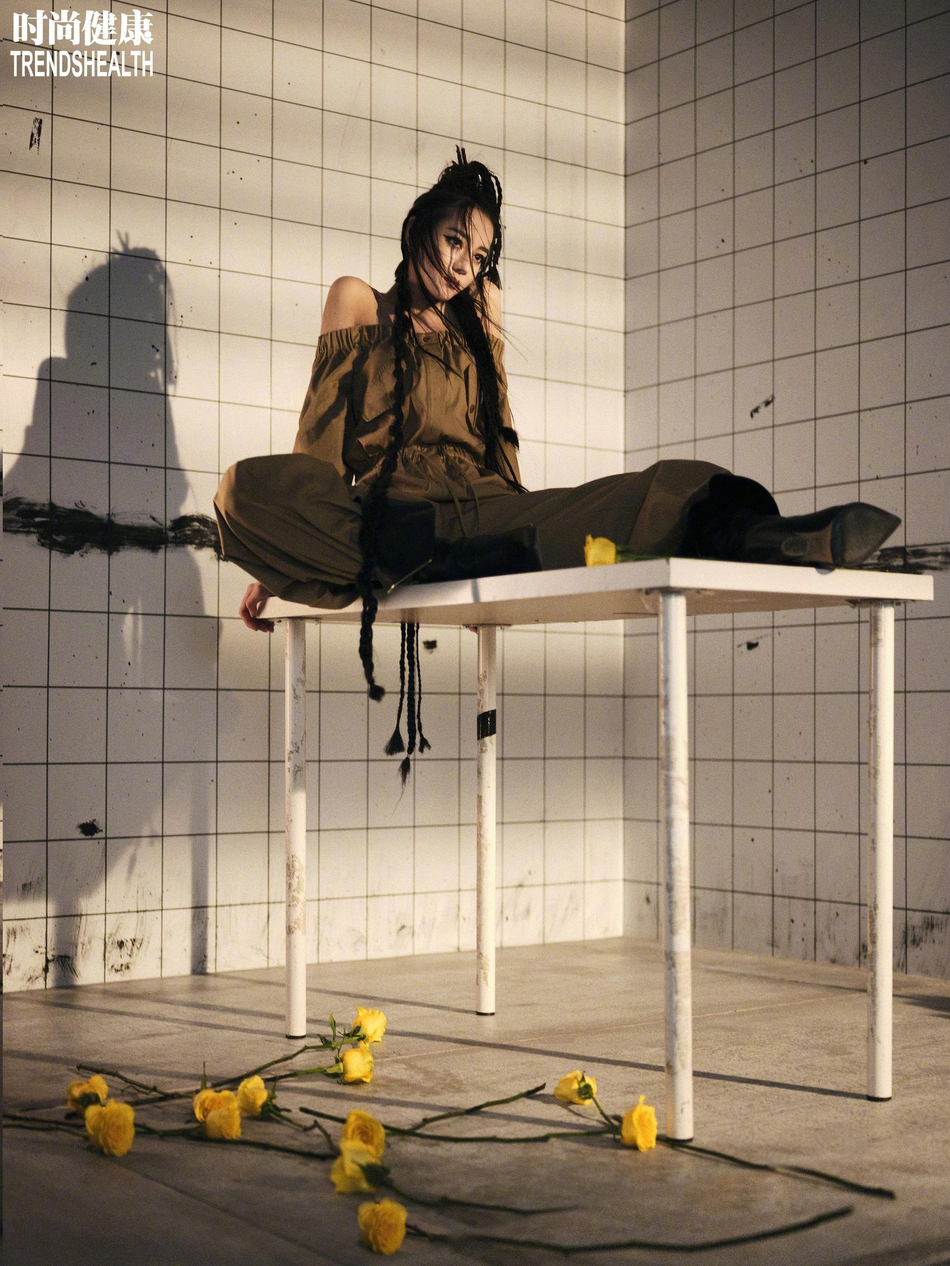 迪丽热巴脏辫造型酷飒摩登写真