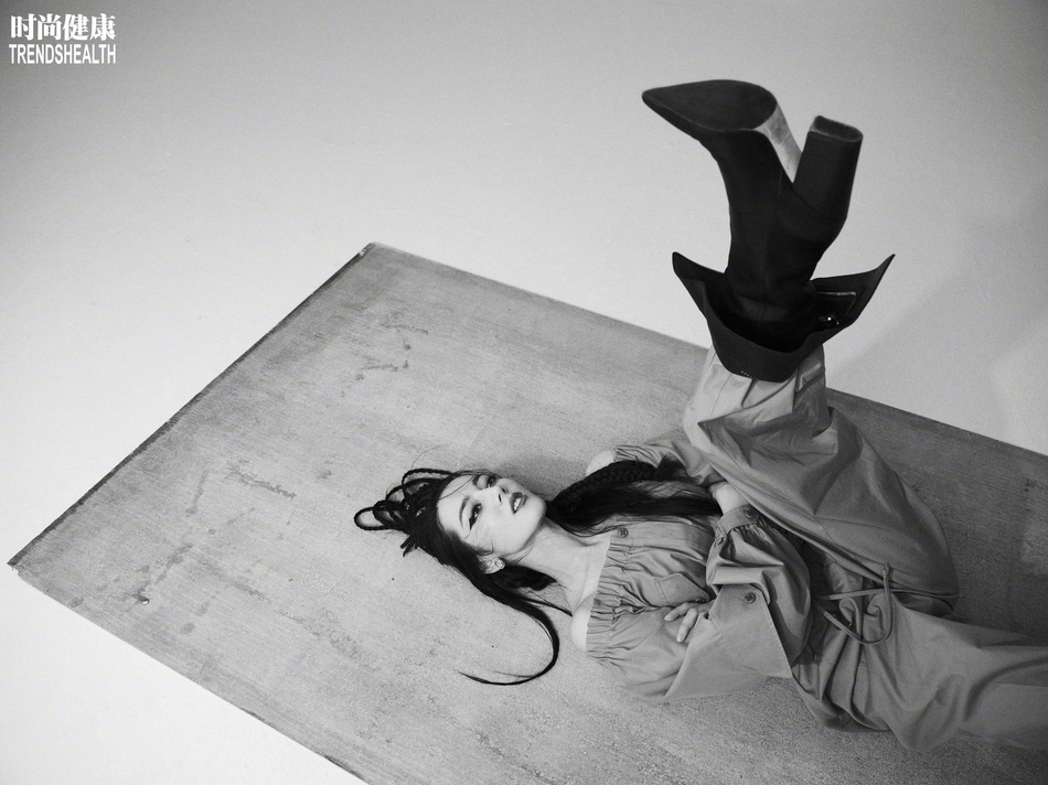 迪丽热巴脏辫造型酷飒摩登写真