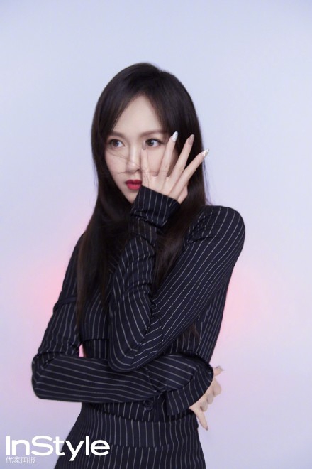 唐嫣黑长直发造型又酷又飒写真