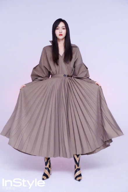 唐嫣黑长直发造型又酷又飒写真