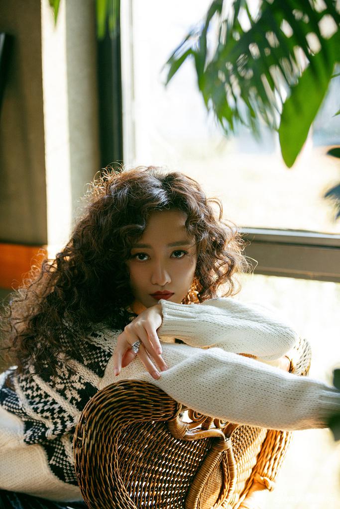 王鸥蓬松羊毛卷慵懒又时髦写真