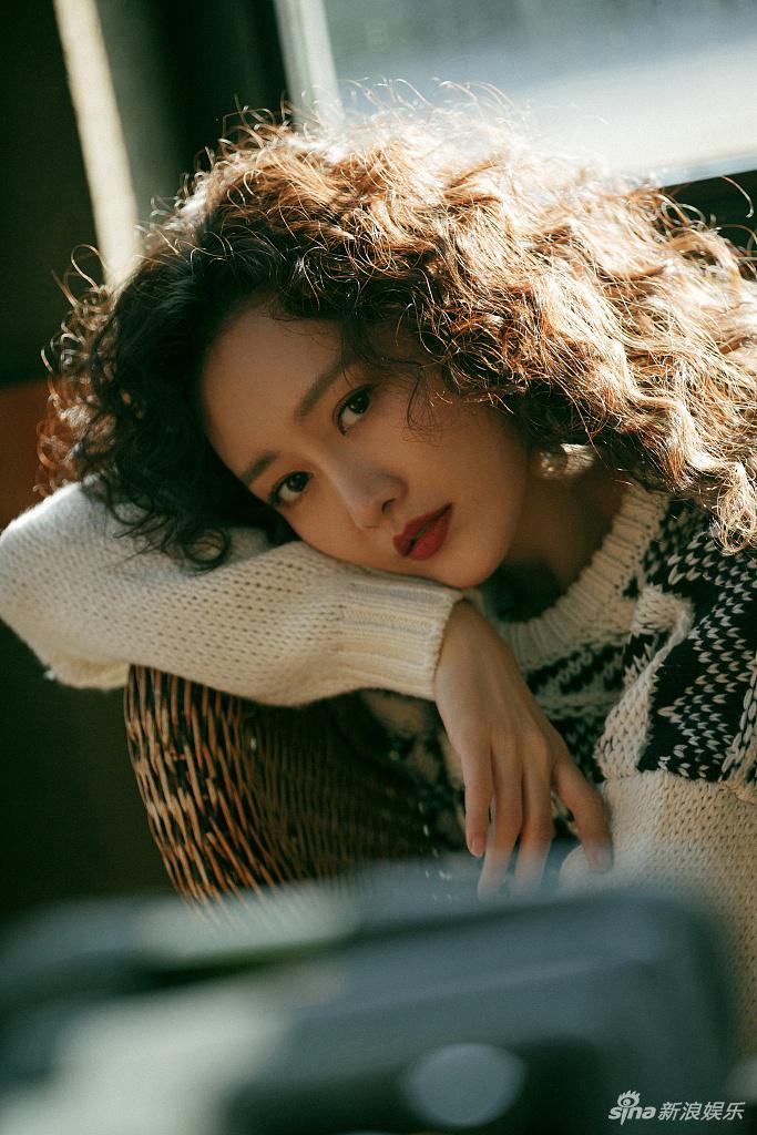 王鸥蓬松羊毛卷慵懒又时髦写真