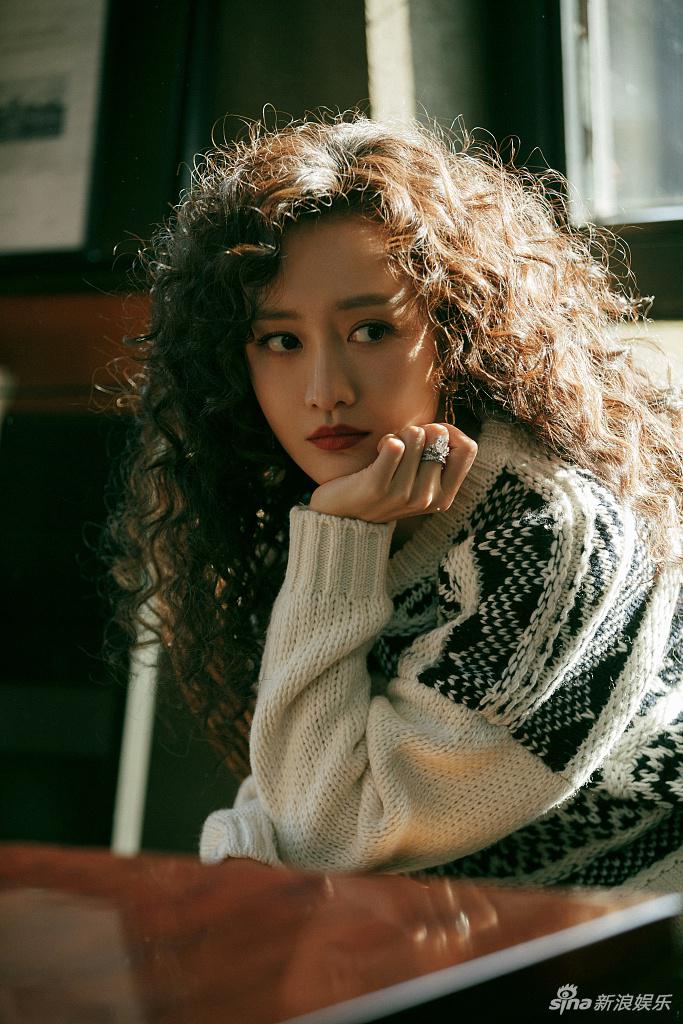 王鸥蓬松羊毛卷慵懒又时髦写真