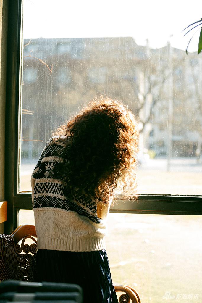 王鸥蓬松羊毛卷慵懒又时髦写真