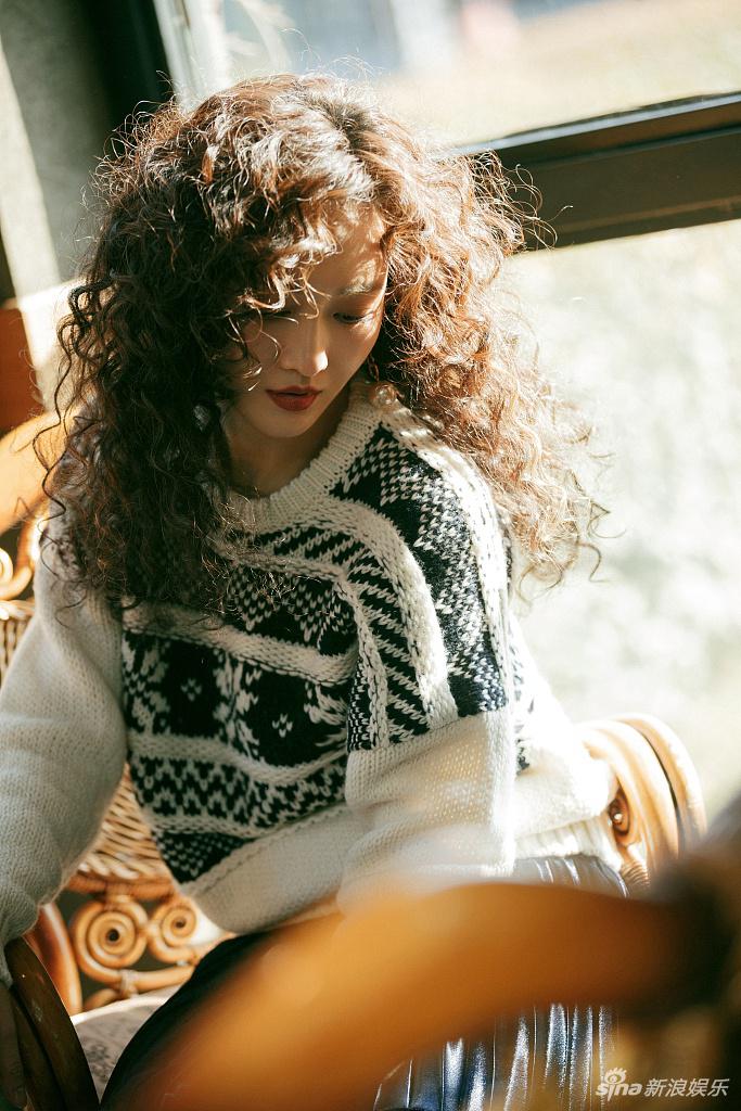 王鸥蓬松羊毛卷慵懒又时髦写真