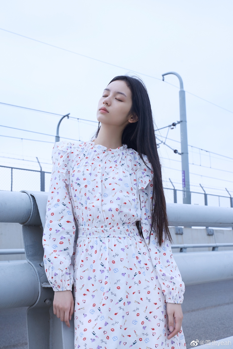 周也清新碎花裙少女感十足写真