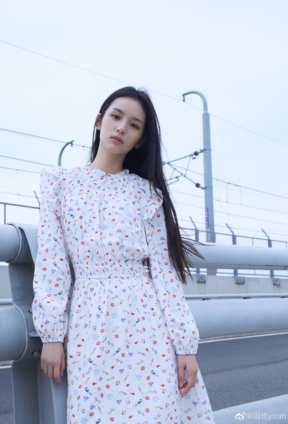 周也清新碎花裙少女感十足写真