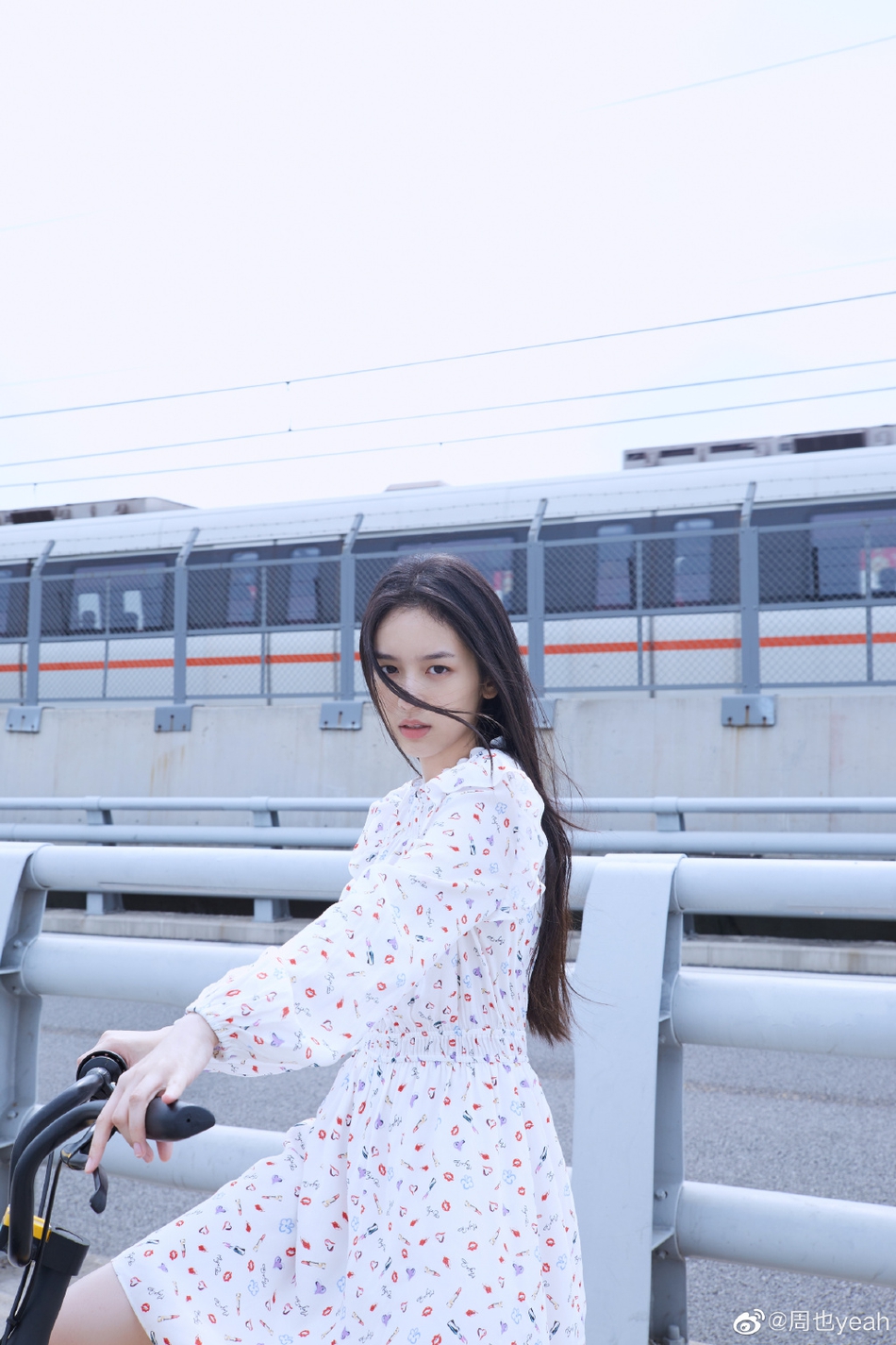 周也清新碎花裙少女感十足写真