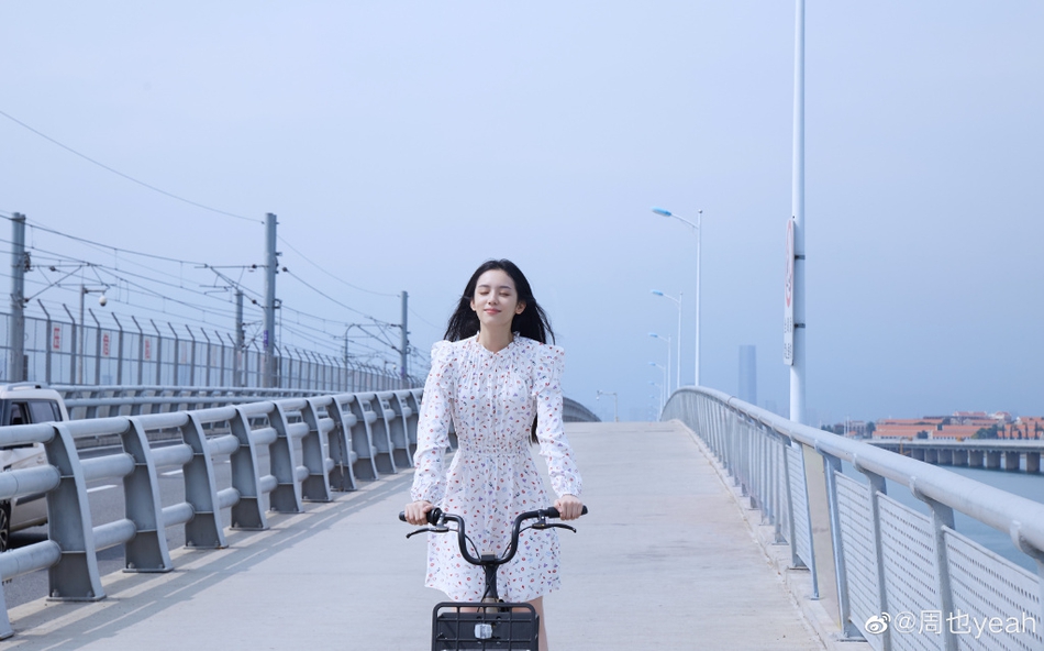 周也清新碎花裙少女感十足写真