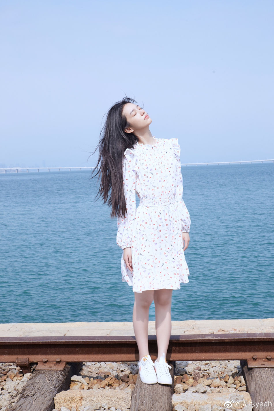 周也清新碎花裙少女感十足写真