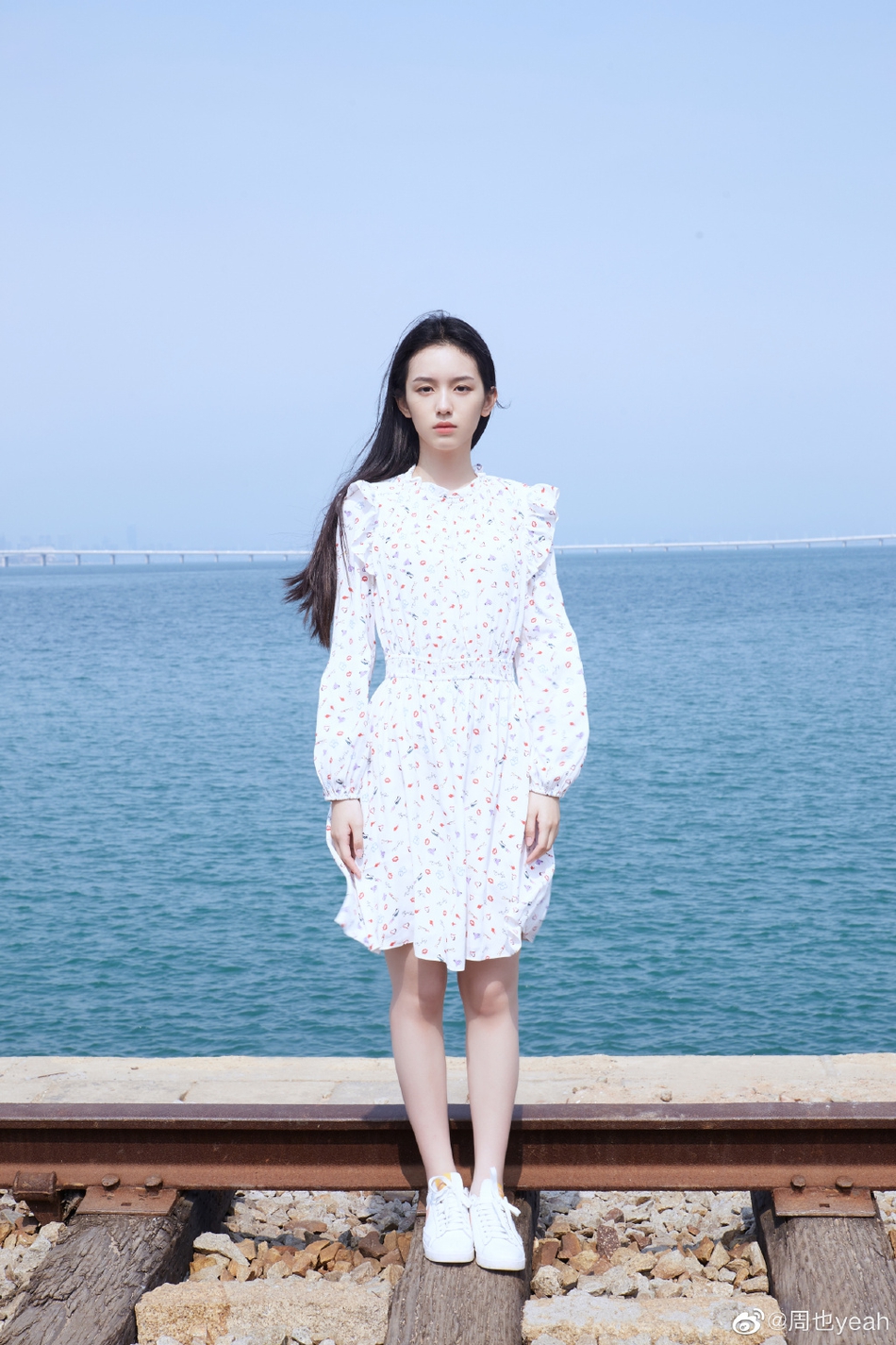 周也清新碎花裙少女感十足写真