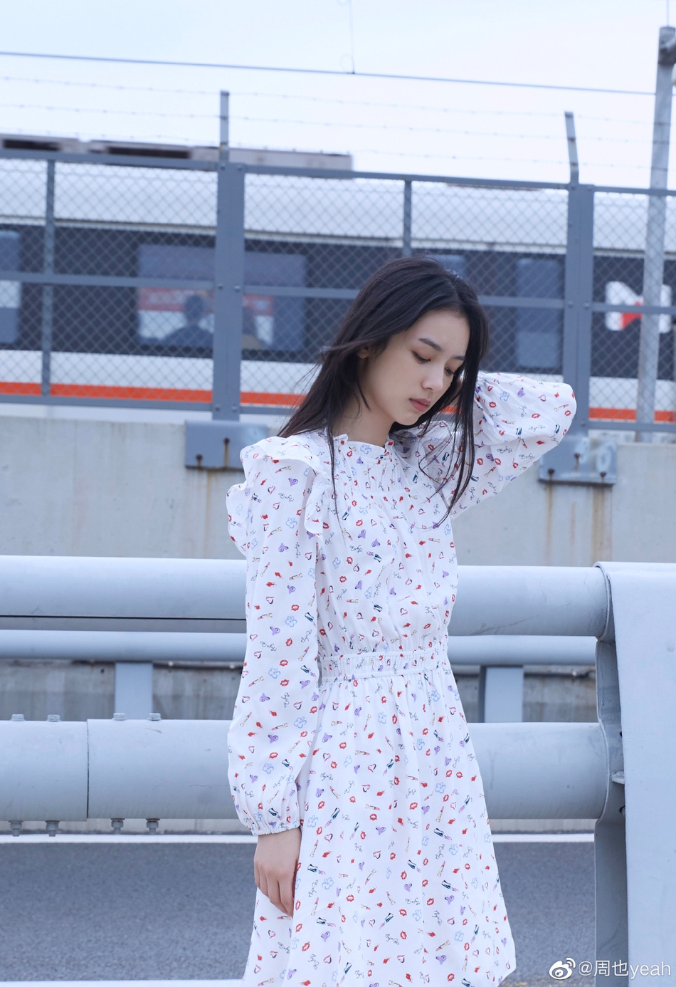 周也清新碎花裙少女感十足写真