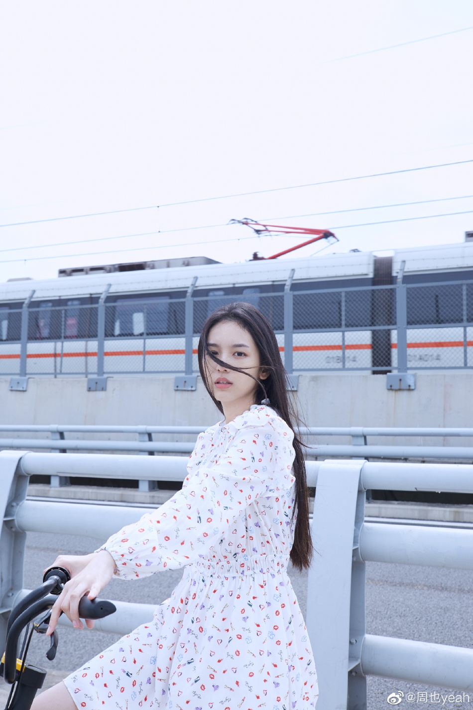 周也清新碎花裙少女感十足写真