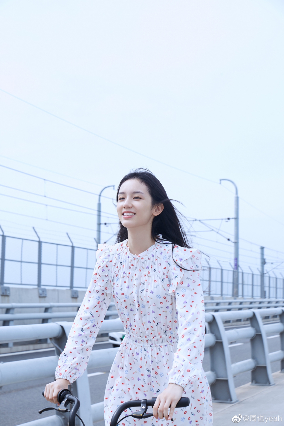 周也清新碎花裙少女感十足写真