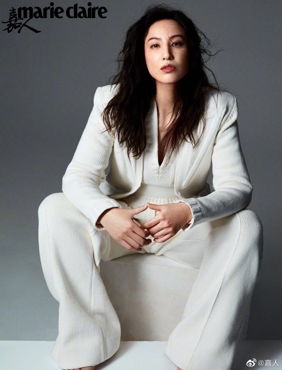 郑希怡凌乱卷发尽显温柔魅力写真