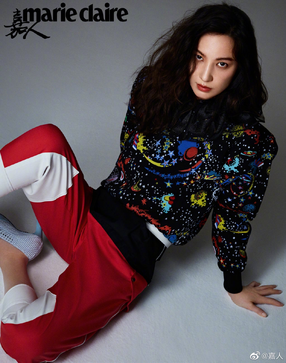 郑希怡凌乱卷发尽显温柔魅力写真