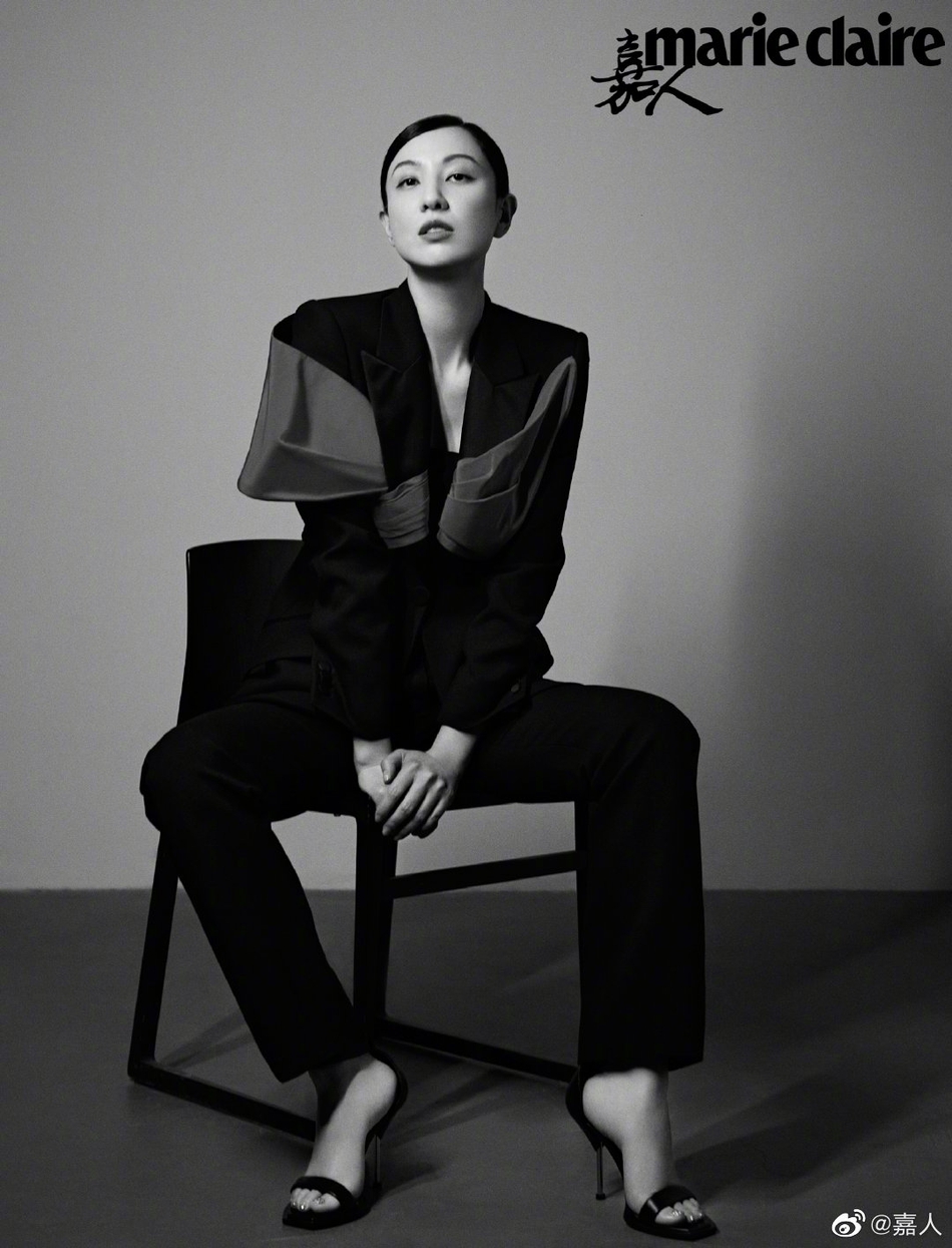 郑希怡凌乱卷发尽显温柔魅力写真