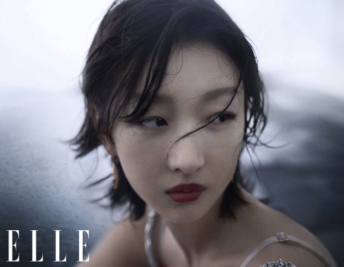 周冬雨贴墙闭眼电影感十足写真