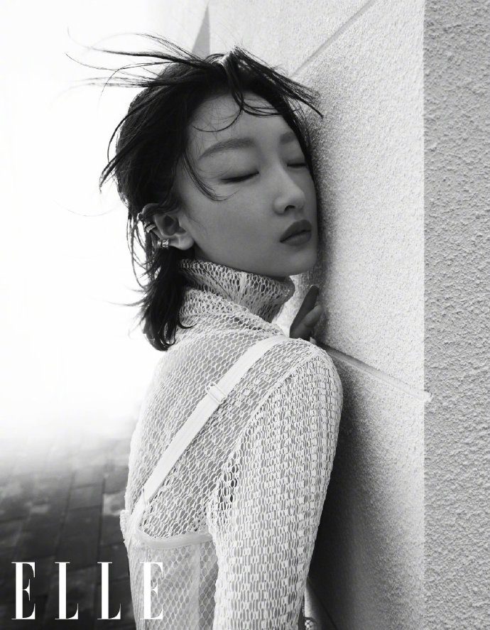 周冬雨贴墙闭眼电影感十足写真