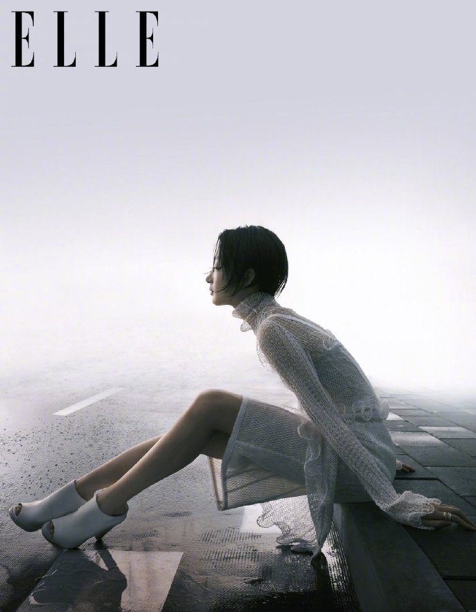 周冬雨贴墙闭眼电影感十足写真