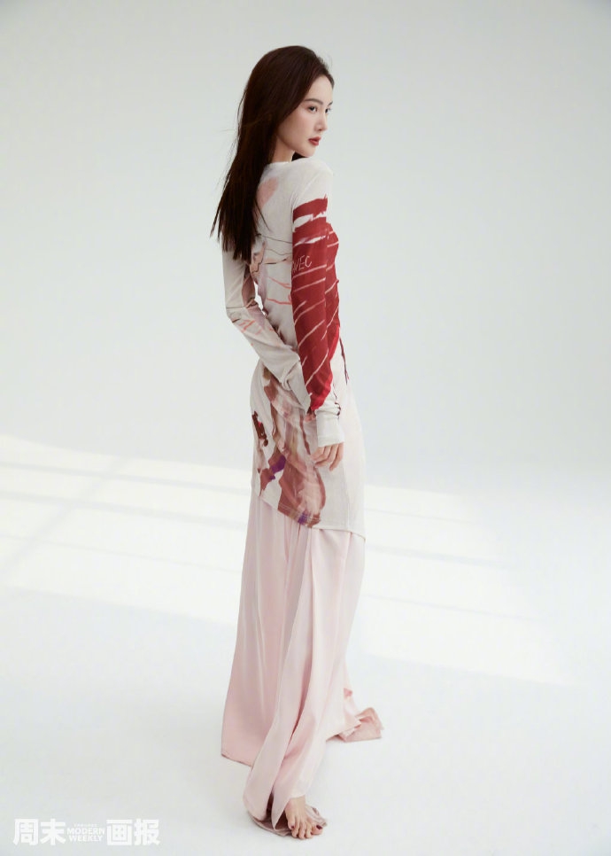 金晨在春日繁花中翩翩起舞写真