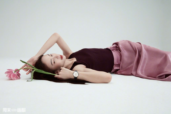 金晨在春日繁花中翩翩起舞写真