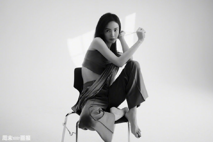 金晨在春日繁花中翩翩起舞写真