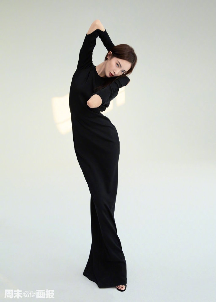 金晨在春日繁花中翩翩起舞写真