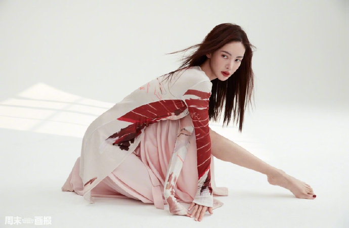 金晨在春日繁花中翩翩起舞写真