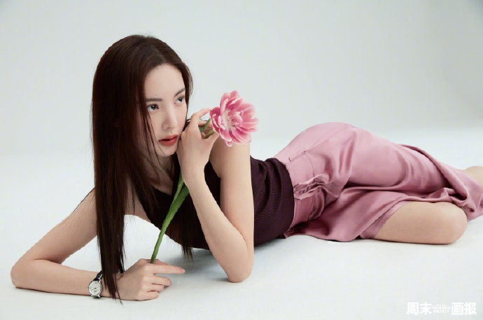 金晨在春日繁花中翩翩起舞写真