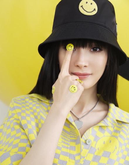 杨幂狗啃刘海发型鬼马减龄写真