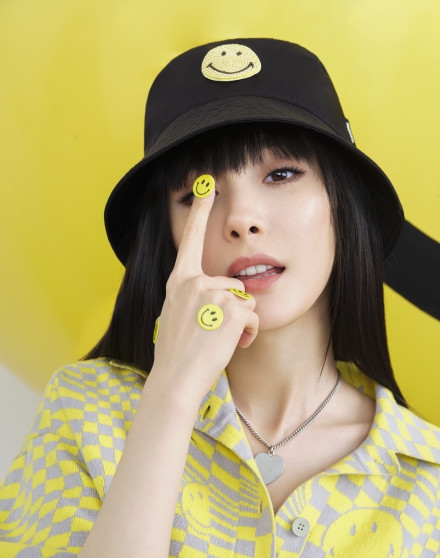 杨幂狗啃刘海发型鬼马减龄写真