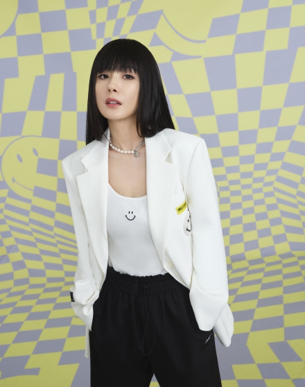 杨幂狗啃刘海发型鬼马减龄写真