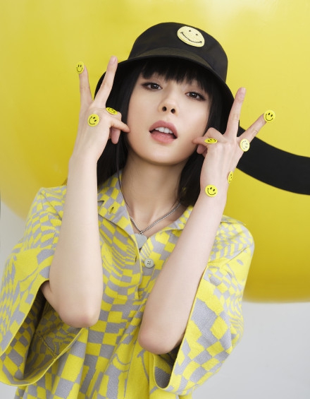 杨幂狗啃刘海发型鬼马减龄写真