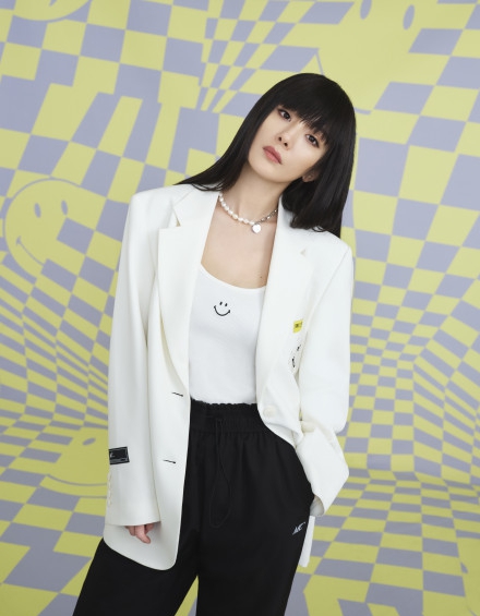 杨幂狗啃刘海发型鬼马减龄写真