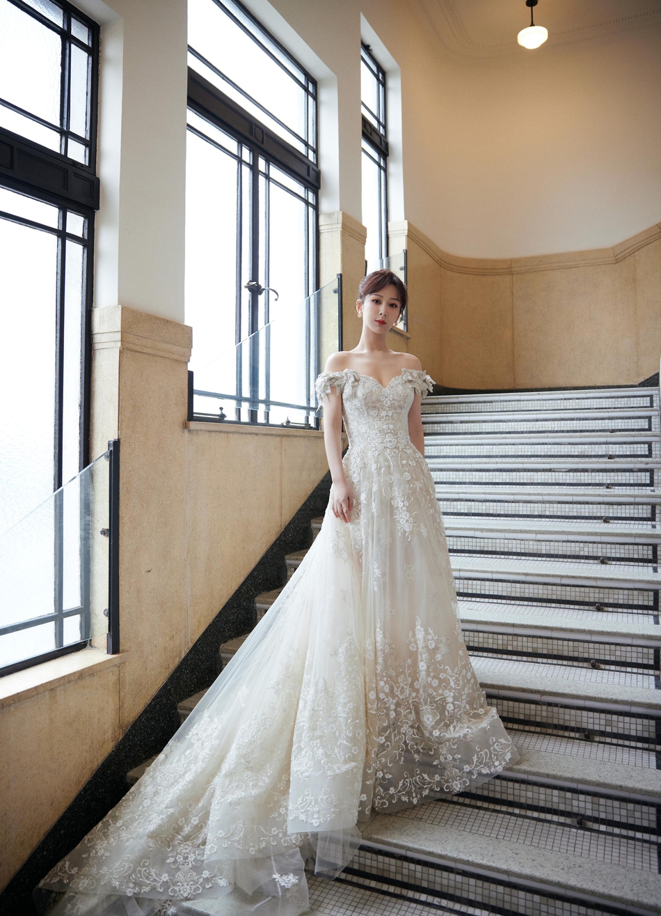 杨紫一字肩造型优越肩颈线写真