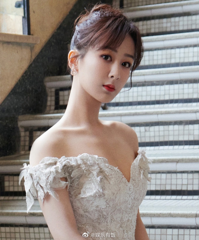 杨紫一字肩造型优越肩颈线写真