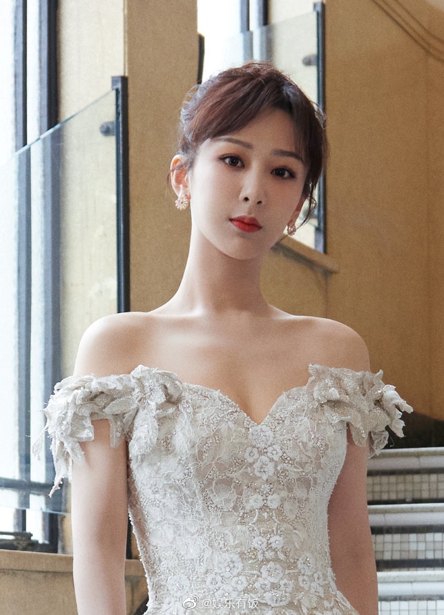 杨紫一字肩造型优越肩颈线写真