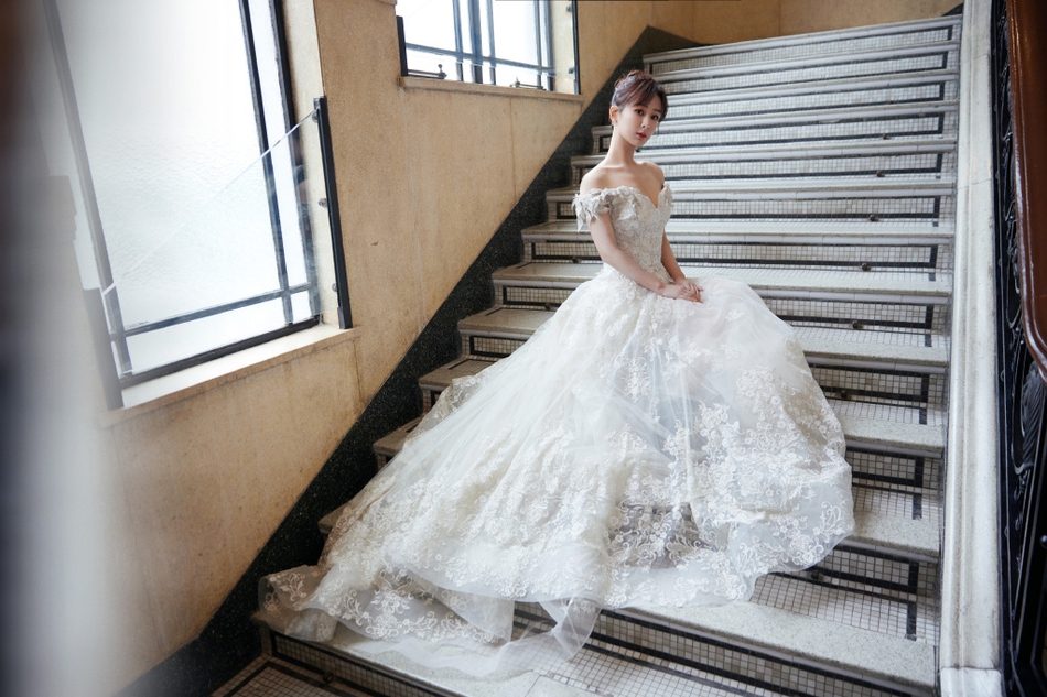 杨紫一字肩造型优越肩颈线写真