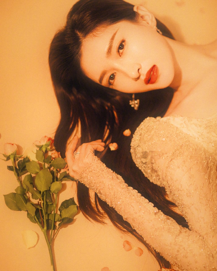 江疏影香槟色长裙复古优雅写真